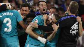 Los jugadores del Real Madrid celebran el gol de la victoria en el descuento de Karim Benzema al Sevilla