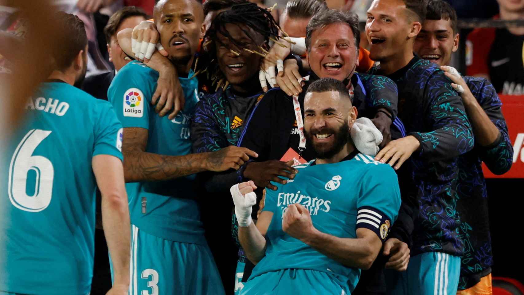 Karim Benzema celebra con los jugadores del Real Madrid el gol de la victoria frente al Sevilla