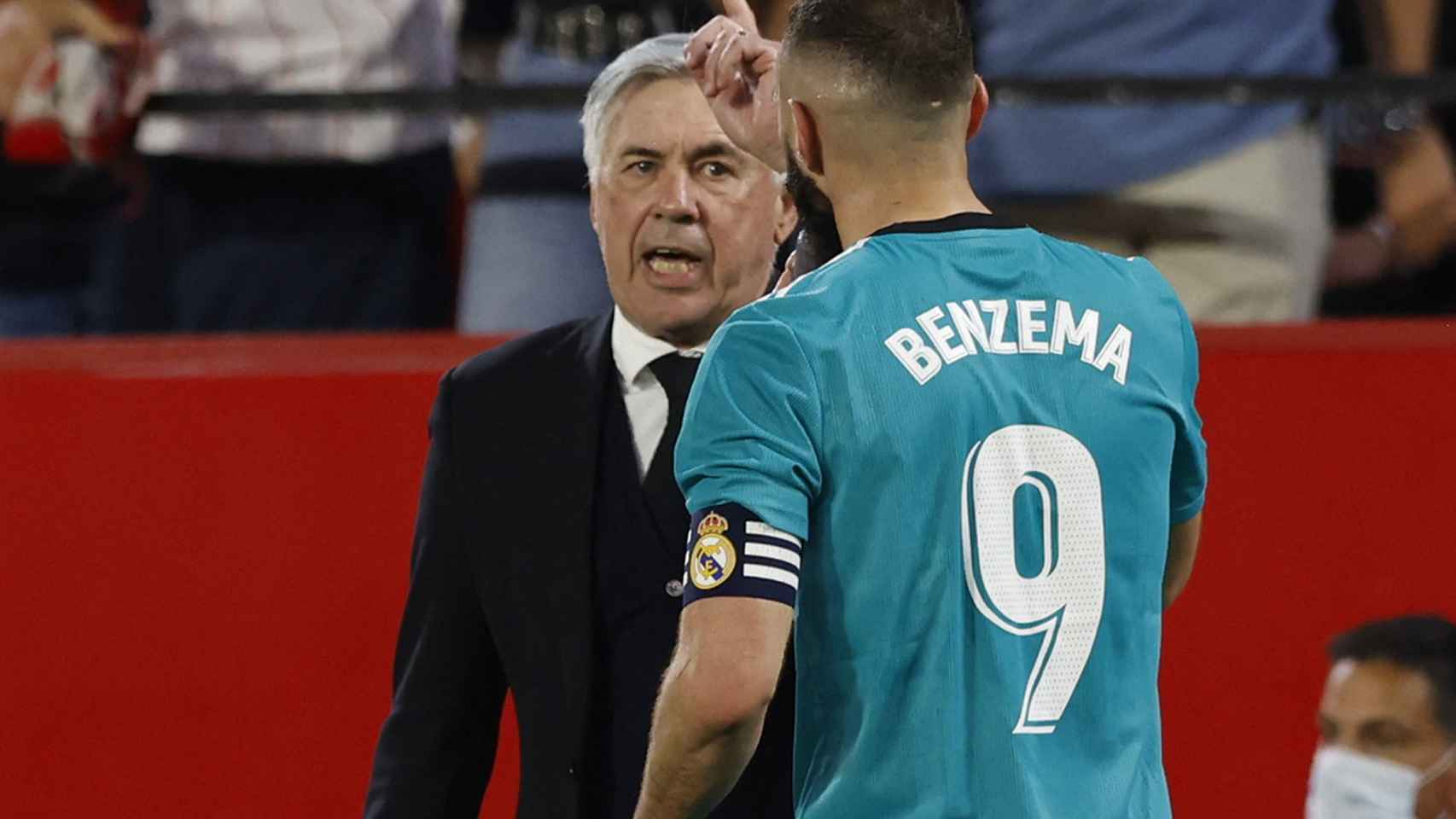 Carlo Ancelotti da órdenes a Karim Benzema