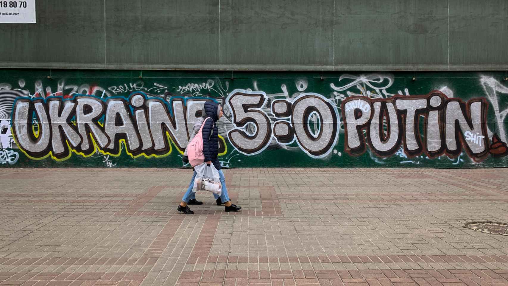 En Khreschatyk, la calle principal de la capital de Ucrania, los grafitis han pasado a ser políticos.
