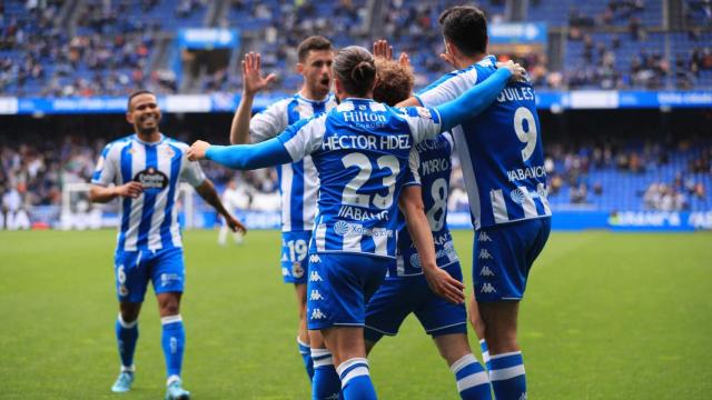 Los jugadores del Deportivo celebran uno de los goles ante el Dux