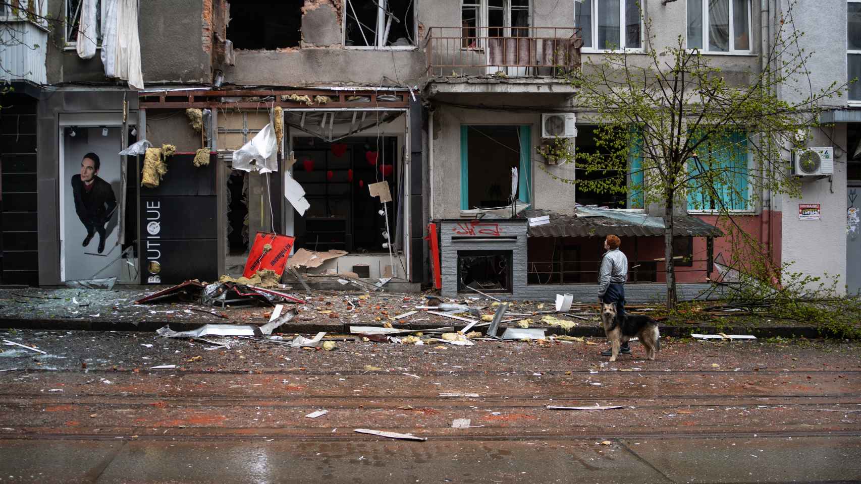 En el centro de Járkov han sido muchos los edificios dañados por los misiles lanzados este domingo.