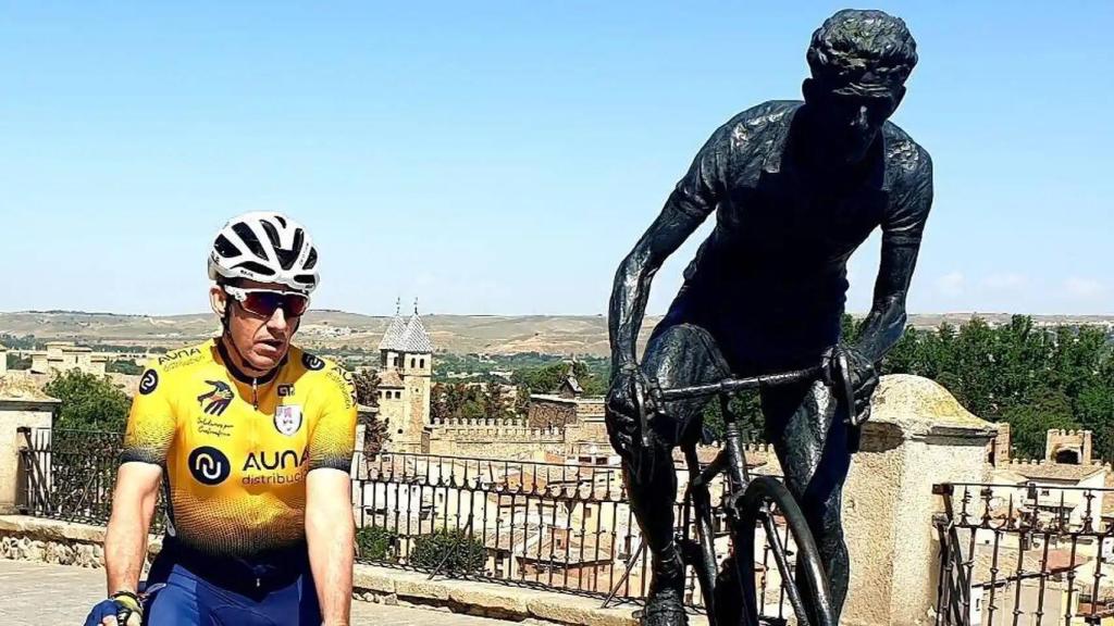 Adolfo Sánchez junto al monumento a Bahamontes en Toledo.