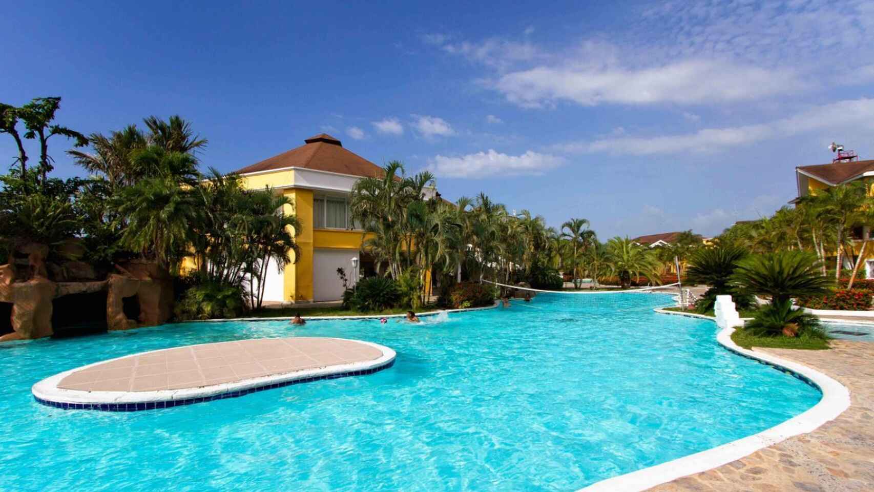 La piscina privada del hotel en el que se hospeda Álvarez. Además tiene tres bares: un kiosco en la playa, un bar en el jardín y una discoteca.