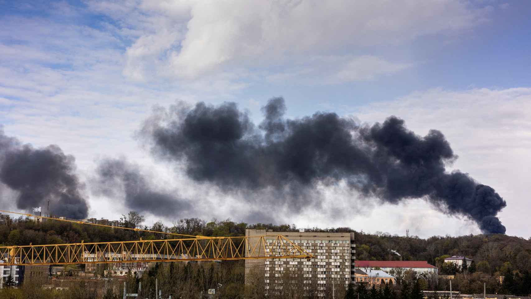 Un columna de humo tras los ataques rusos en Lviv.