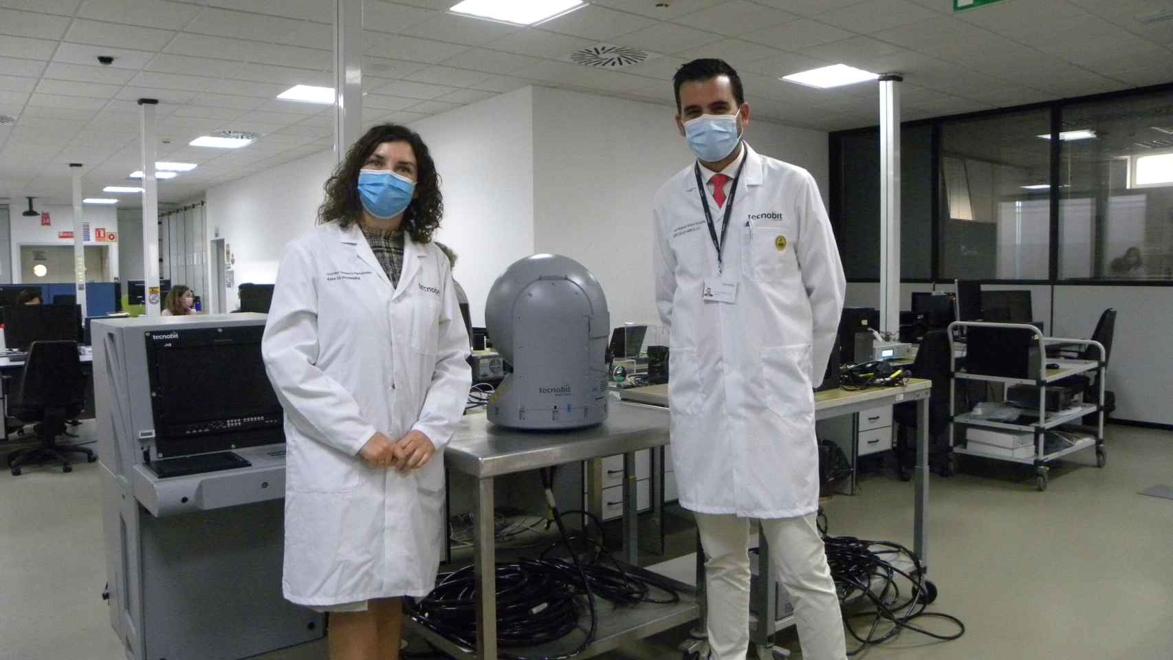Lourdes Velasco y José Manuel Patón en la fábrica de Tecnobit (Valdepeñas).