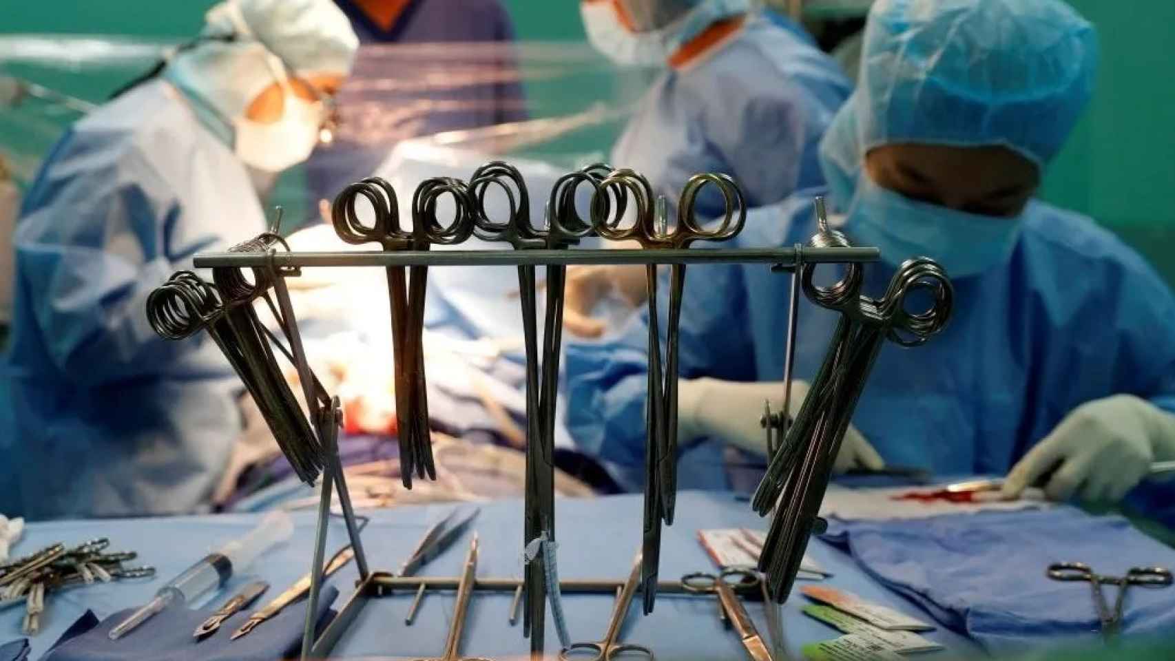 Cirujanos chinos realizan una operación quirúrgica.