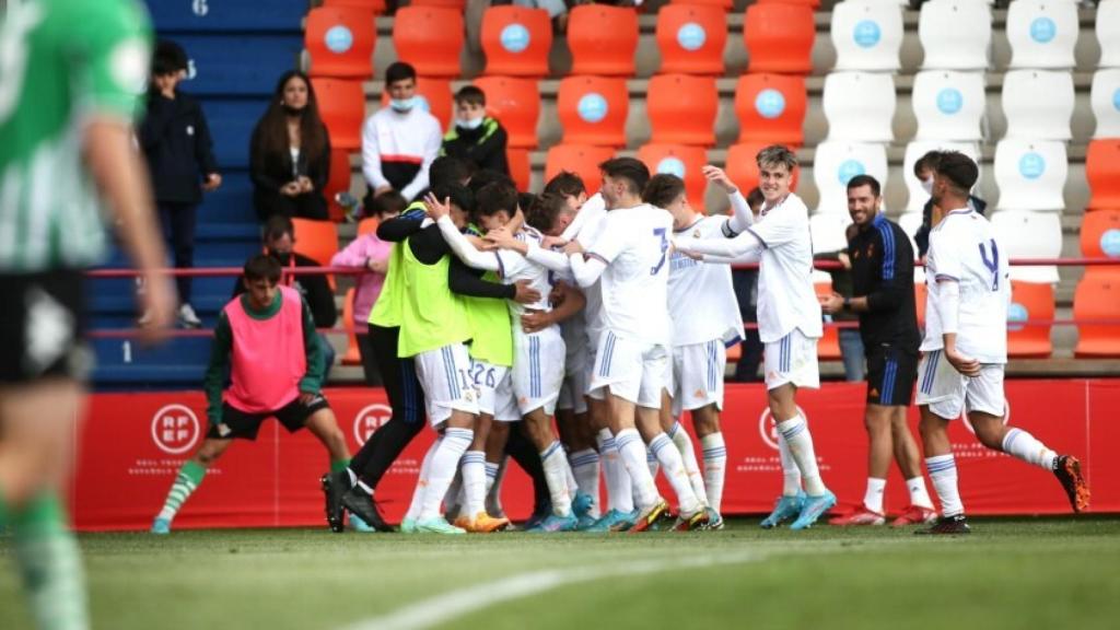 Los jugadores del Real Madrid Juvenil celebran el gol de Pipi Nakai.