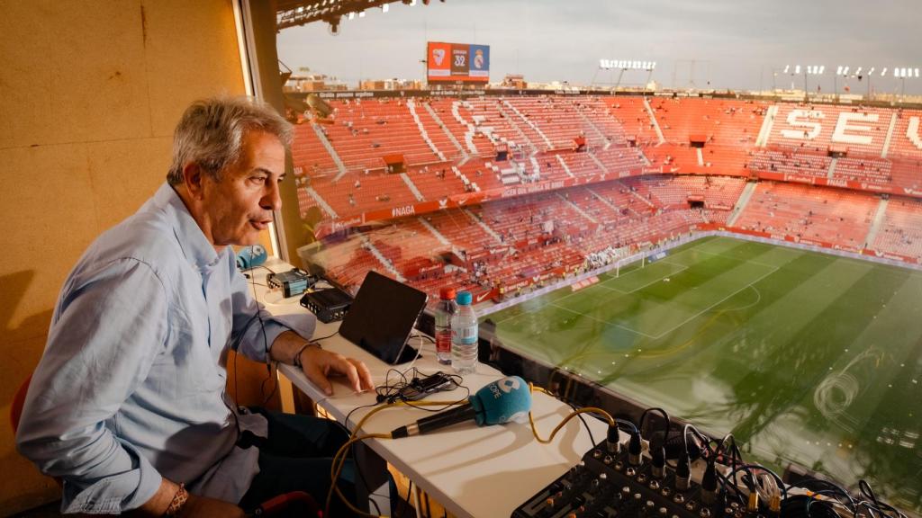 Manolo Lama, en su cabina.