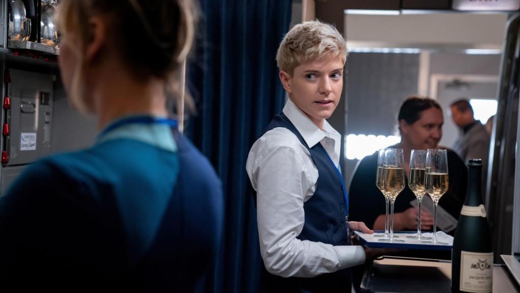 Mae Martin interpreta uno de los nuevos personajes de 'The Flight Attendant'.