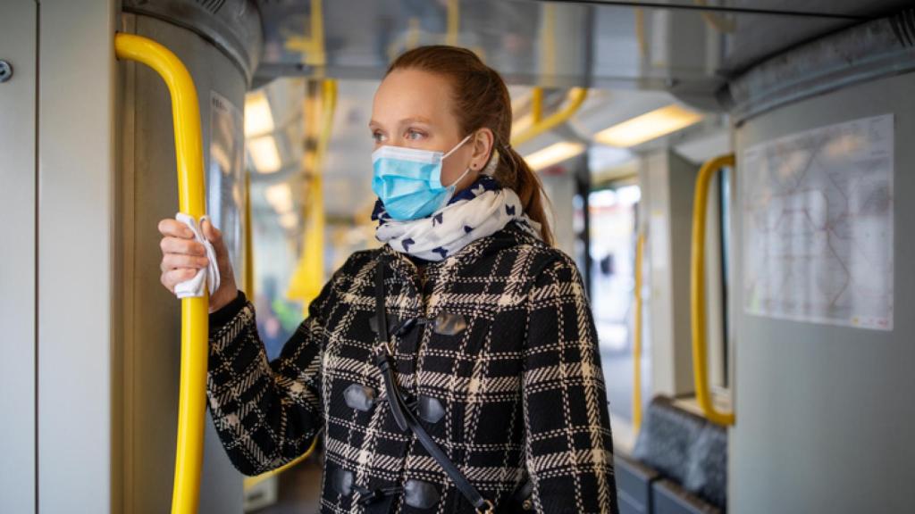 Una mujer utilizando mascarilla en el metro de Málaga.