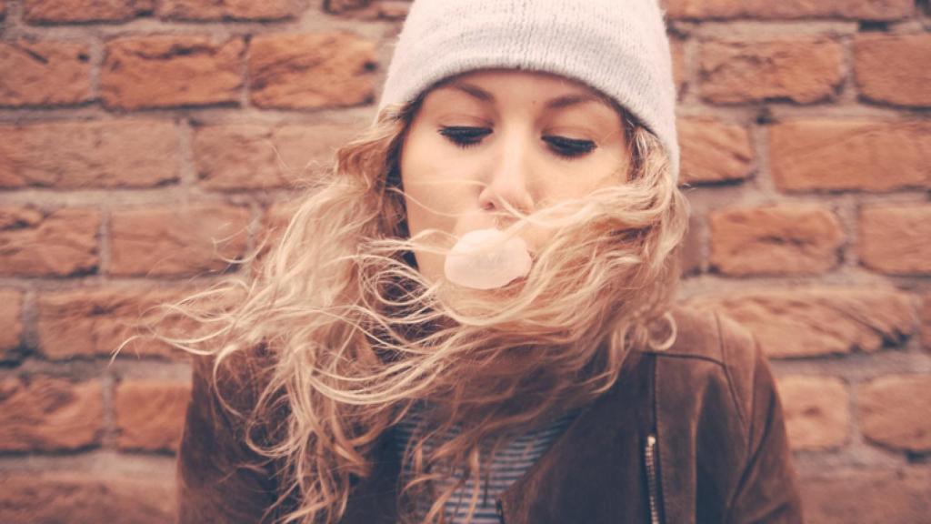 Los mejores trucos para quitar un chicle pegado en el cabello