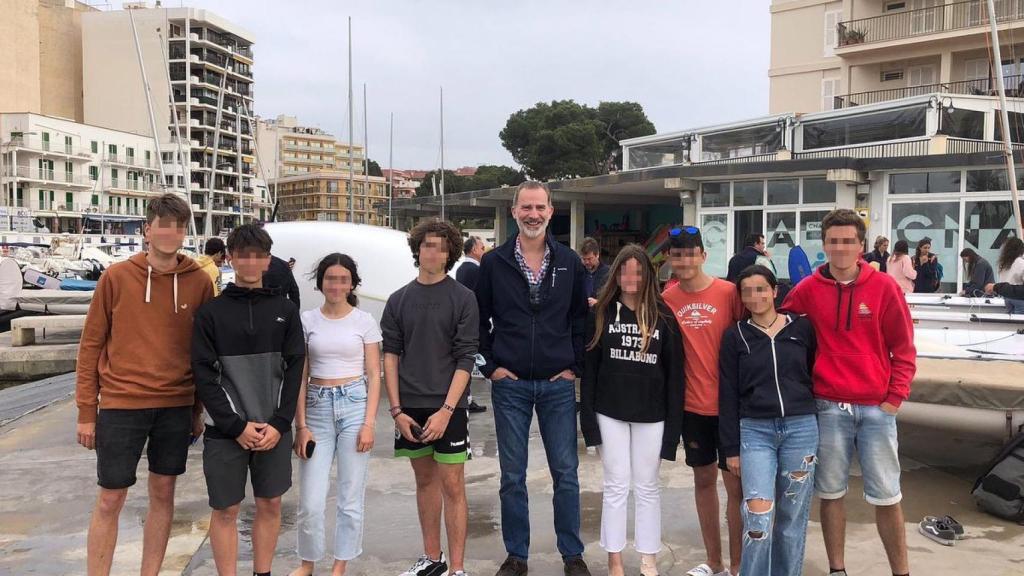 El rey Felipe posa con algunos de los alumnos de la Federación Cántabra de Vela.