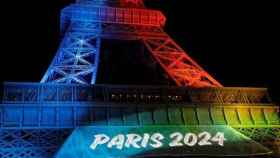 La Torre Eiffel alumbrada con los colores de París 2024
