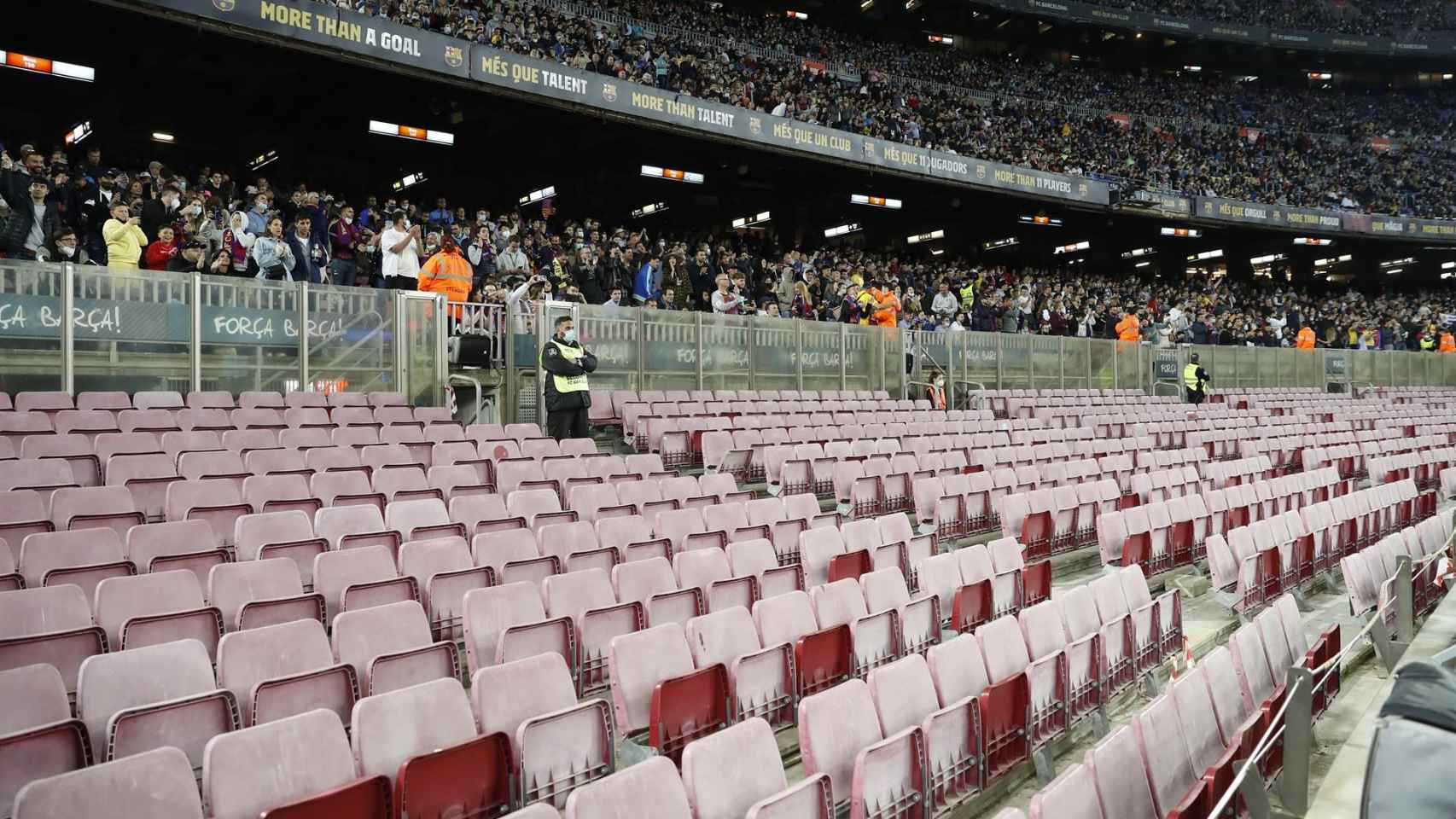La grada de animación del Camp Nou vacía para protestar por lo sucedido en la Europa League