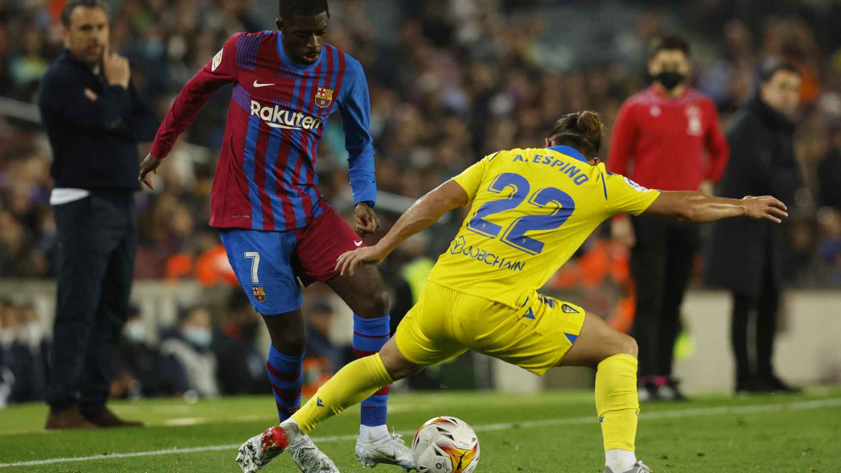 Ousmane Dembélé, regateando al futbolista del Cádiz Espino