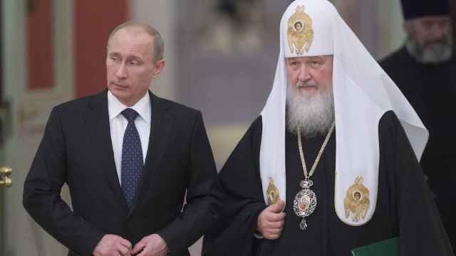 Vladímir Putin y el patriarca Kirill, en una reunión con los obispos ortodoxos en 2013.