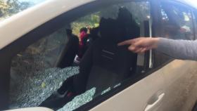 La ventana rota de uno de los coches en los que robaron en Seixo Branco, Oleiros (A Coruña).