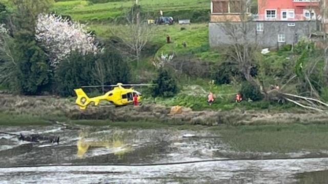 El helicóptero medicalizado durante su intervención.