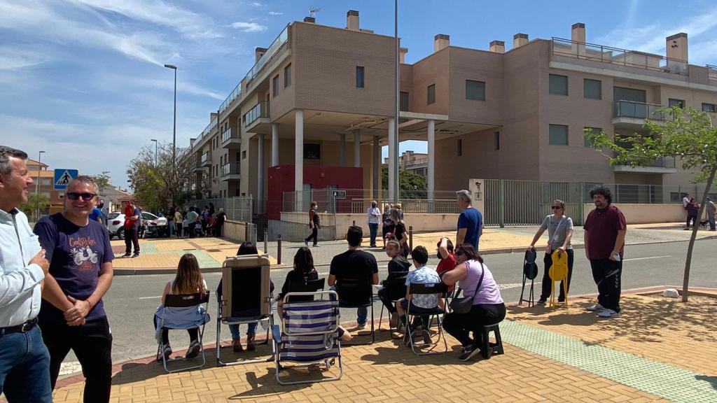 Un grupo de residentes de la pedanía murciana de Sangonera la Verde en el piquete vecinal contra los okupas del Residencial Detinsa.