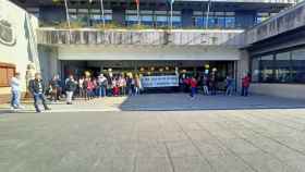 Trabajadores de limpieza protestando a las puertas del Ayuntamiento de Vigo.