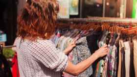 Una mujer visita un mercadillo.