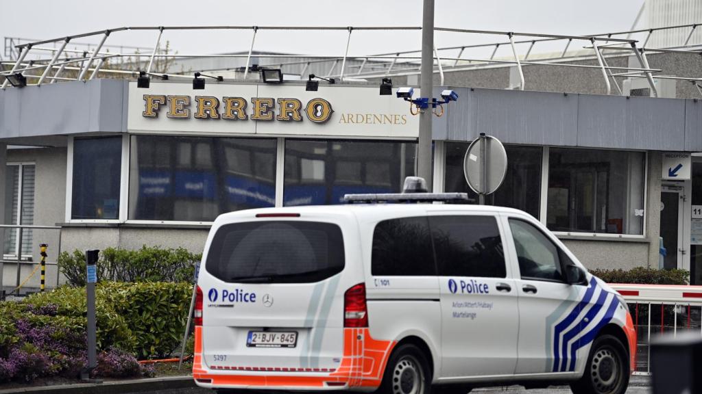 Un furgón policial a la entrada de la fábrica en la que se produjo el brote de salmonela. Eric Lalmand/BELGA/dpa