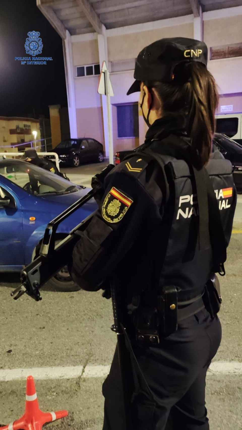 Una agente de la Policía Nacional, durante uno de los controles en Ceuta.