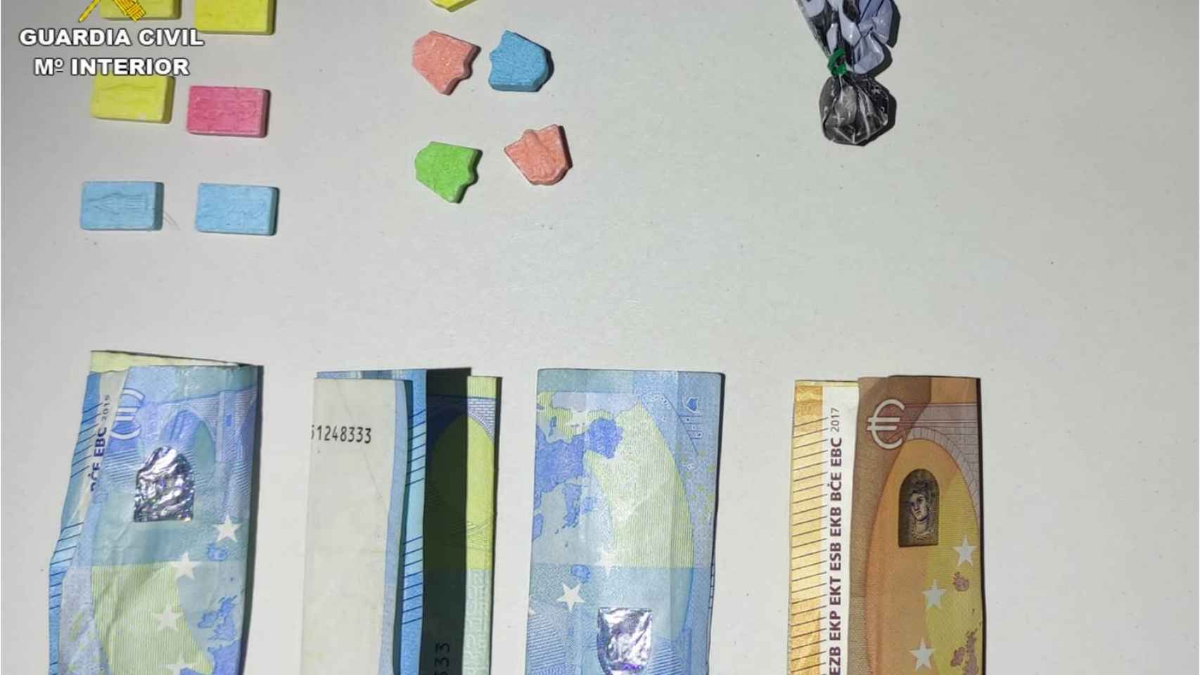 Drogas y dinero requisado por la Guardia Civil en Almoradí.