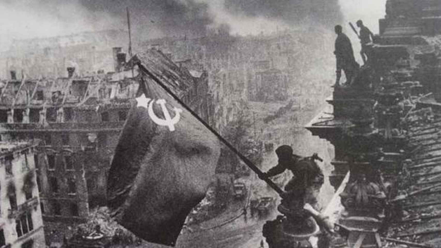 Un soldado de la URSS iza la bandera sobre un destruido Berlín.