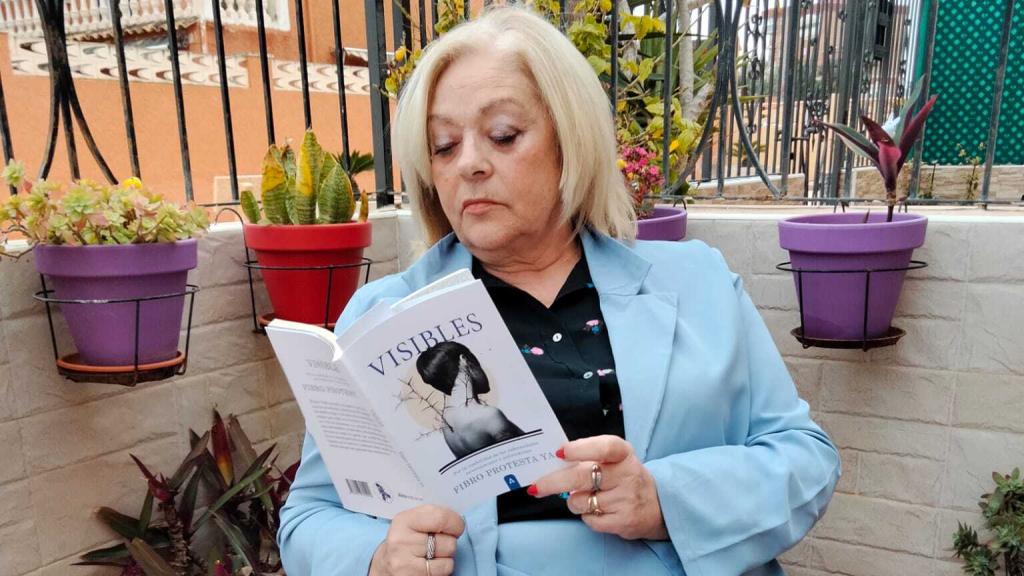 Harmonie Botella, en su casa, con un ejemplar de su libro.