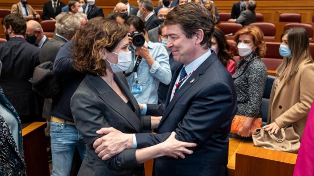 La presidenta de la Comunidad de Madrid, Isabel Díaz Ayuso, saluda al presidente de la Junta, Alfonso Fernández Mañueco, este martes en las Cortes.