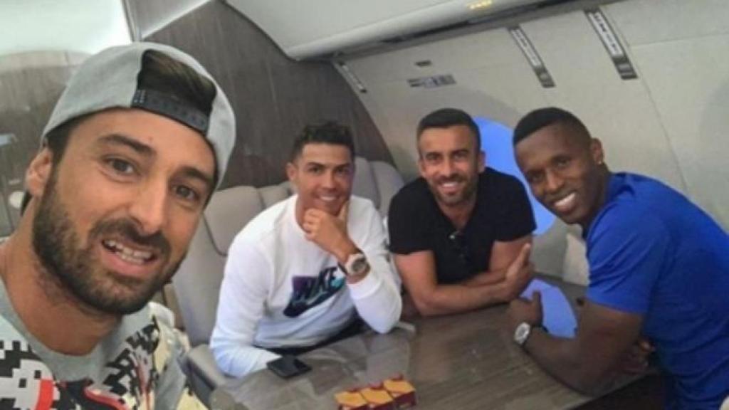 Cristiano Ronaldo en una imagen de las redes sociales junto a cuatro de sus mejores amigos.