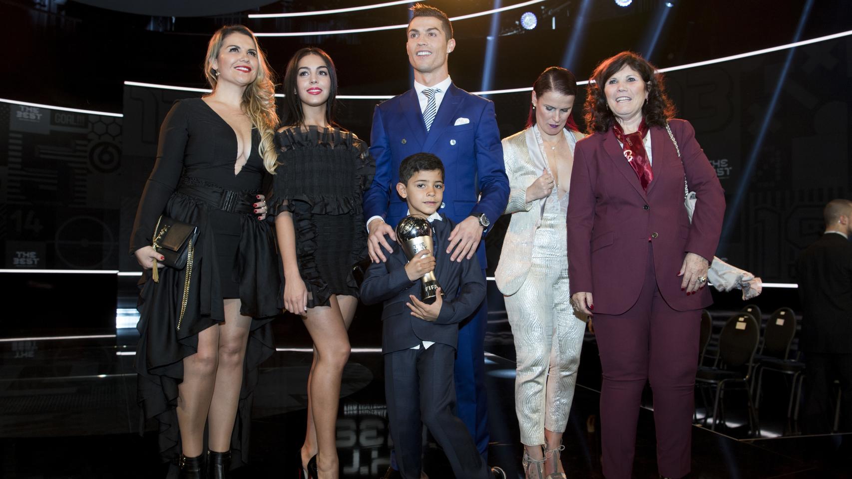 Georgina Rodríguez y Cristiano Ronaldo junto a su hijo, su madre y sus hermanas.