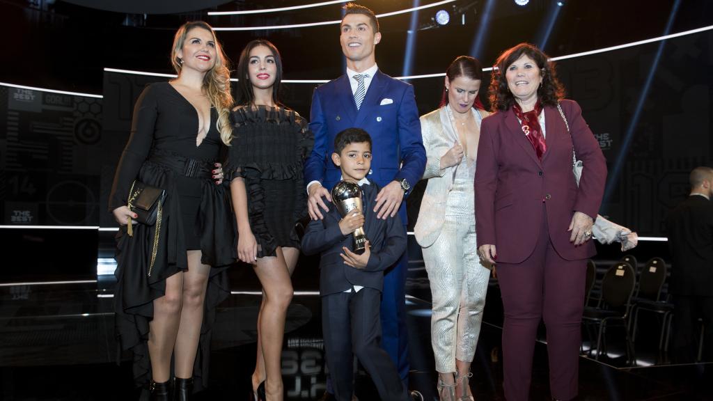 Georgina Rodríguez y Cristiano Ronaldo junto a su hijo, su madre y sus hermanas.