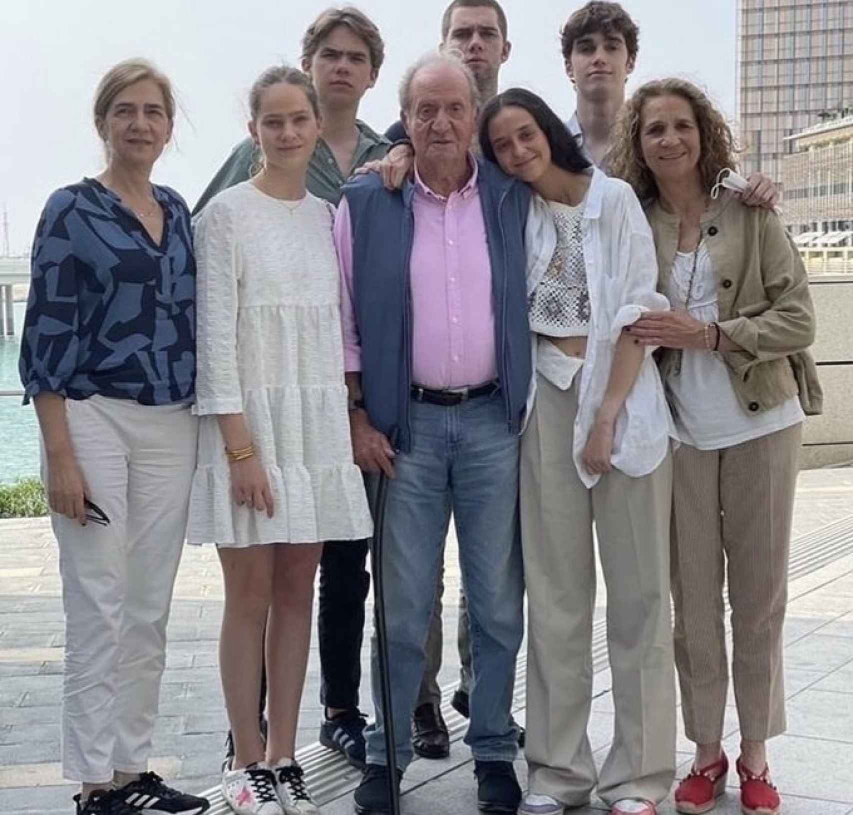 El rey Juan Carlos junto a sus hijos y nietos en Abu Dabi.