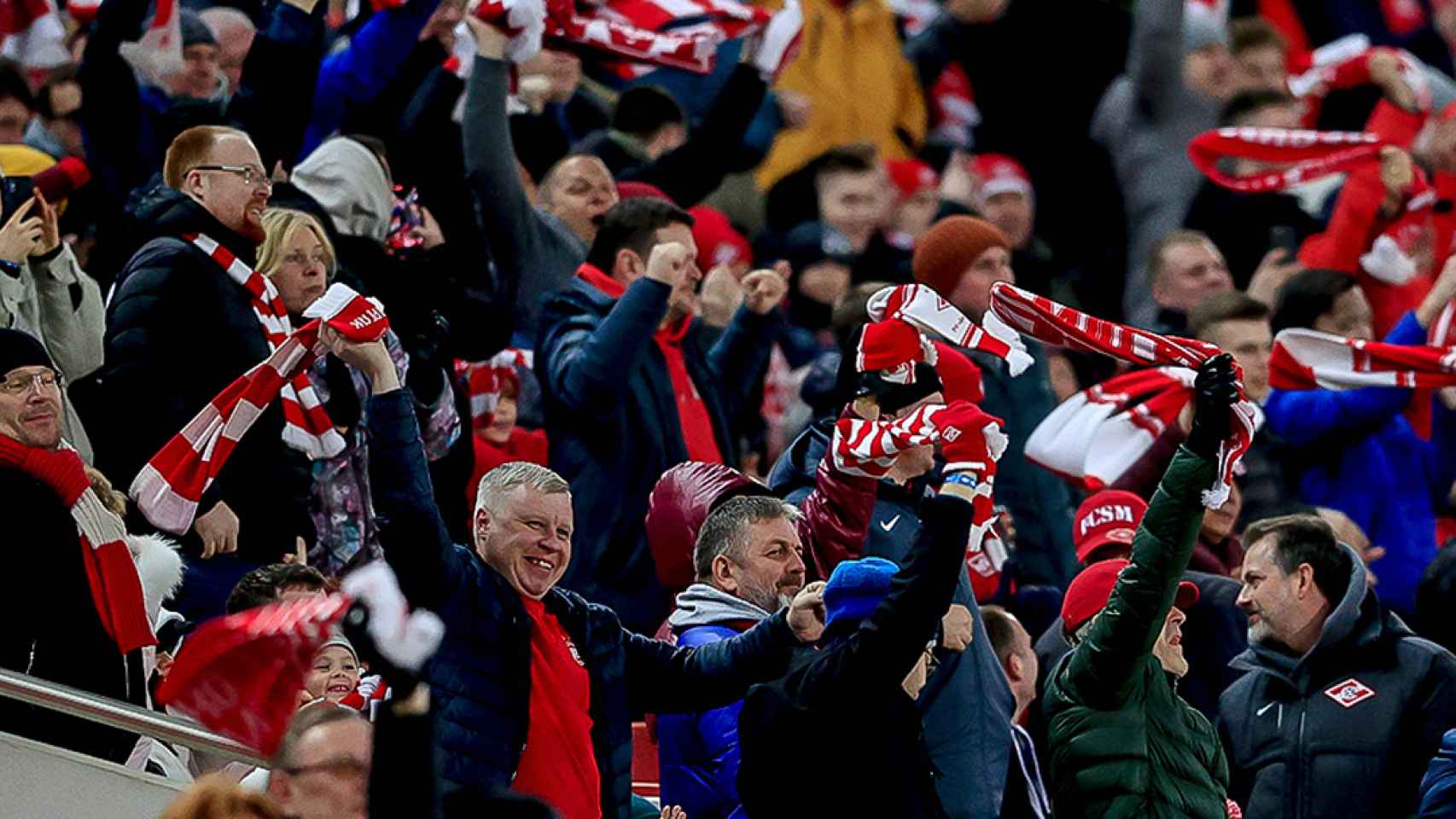 Aficionados del Spartak de Moscú celebrando un gol en el Otkritie Bank Arena