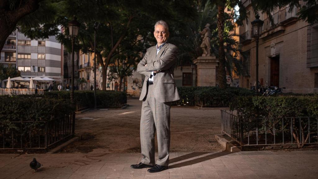 El vicepresidente valenciano de Podemos, Héctor Illueca, junto al Palacio Pineda.