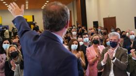 El presidente nacional del Partido Popular y del PPdeG, Alberto Núñez Feijóo, saluda tras presidir una reunión de la Junta Directiva del PP de Galicia.