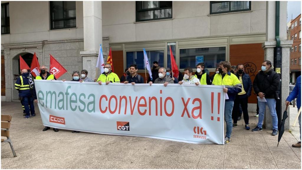 Concentración frente a las oficinas de Emafesa.