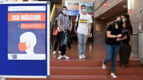 Estudiantes con mascarilla en la Facultad de Matemáticas.