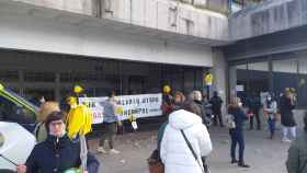 Trabajadoras de limpieza de dependencias municipales de Vigo, en huelga indefinida, protestan a la entrada del Consistorio olívico.