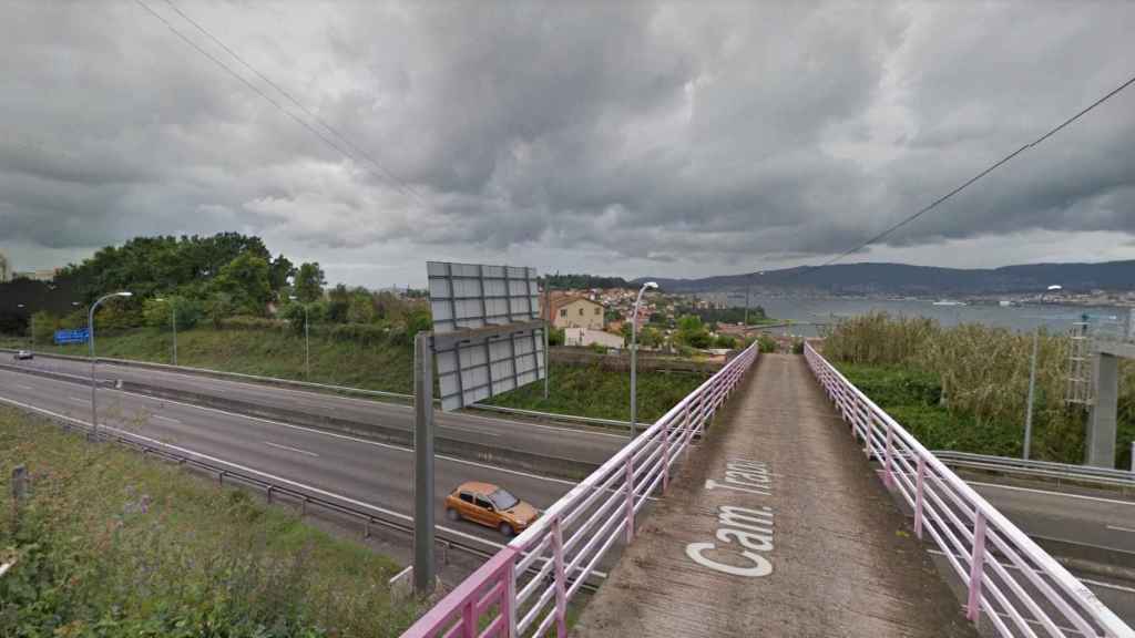 Camiño de A Trapa sobre la AP-9, en Teis (Vigo).