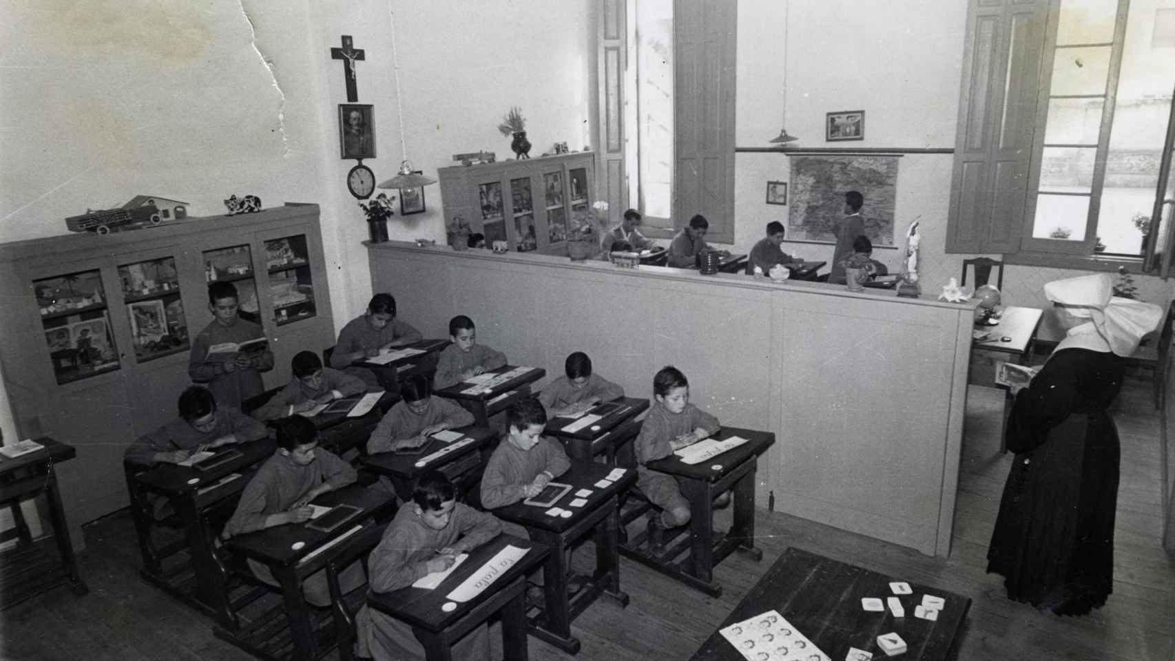 Niños en una escuela en la posguerra.