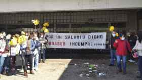Protesta de las trabajadoras de limpieza de dependencias municipales de Vigo, en huelga indefinida.