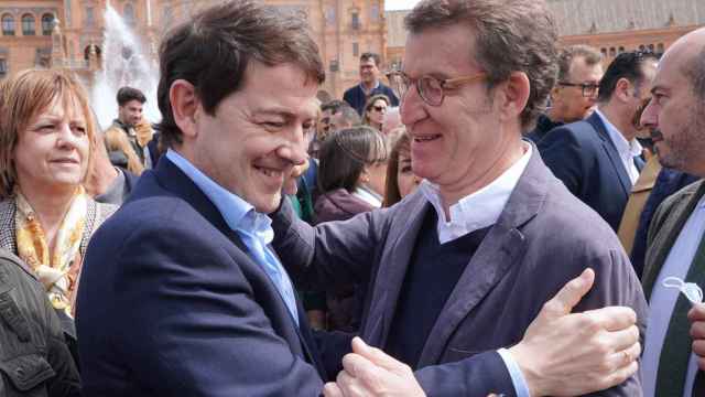 Alfonso Fernández Mañueco y Alberto Núñez Feijóo se saludan