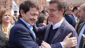 Alfonso Fernández Mañueco y Alberto Núñez Feijóo se saludan el pasado 2 de abril en Sevilla, tras el Congreso del PP. / ICAL