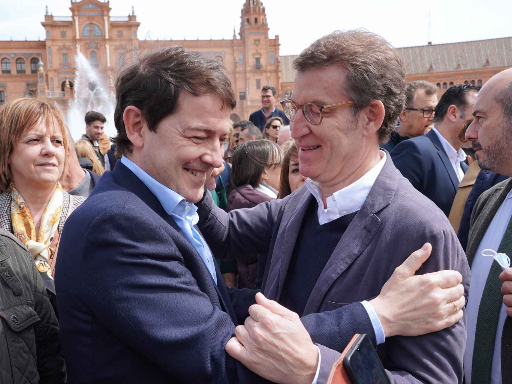 Alfonso Fernández Mañueco y Alberto Núñez Feijóo se saludan el pasado 2 de abril en Sevilla, tras el Congreso del PP. / ICAL