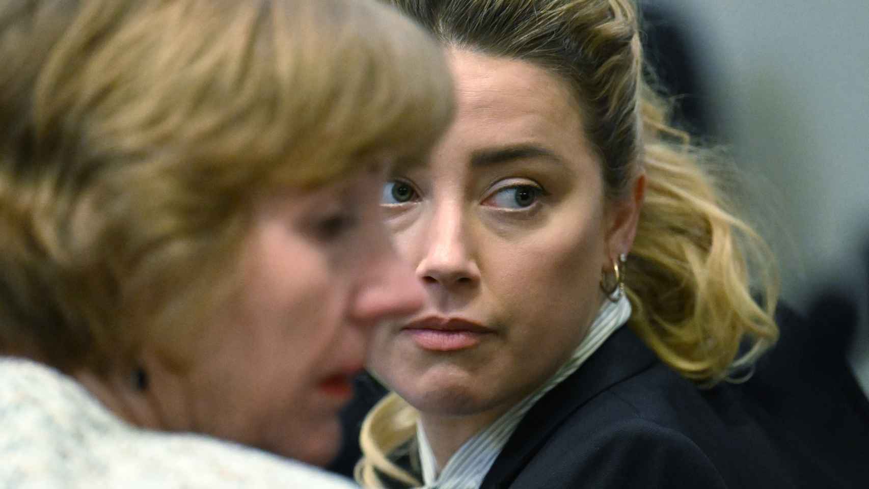 Amber Heard durante una de las sesiones del juicio que la enfrenta con su exmarido, Johnny Depp.