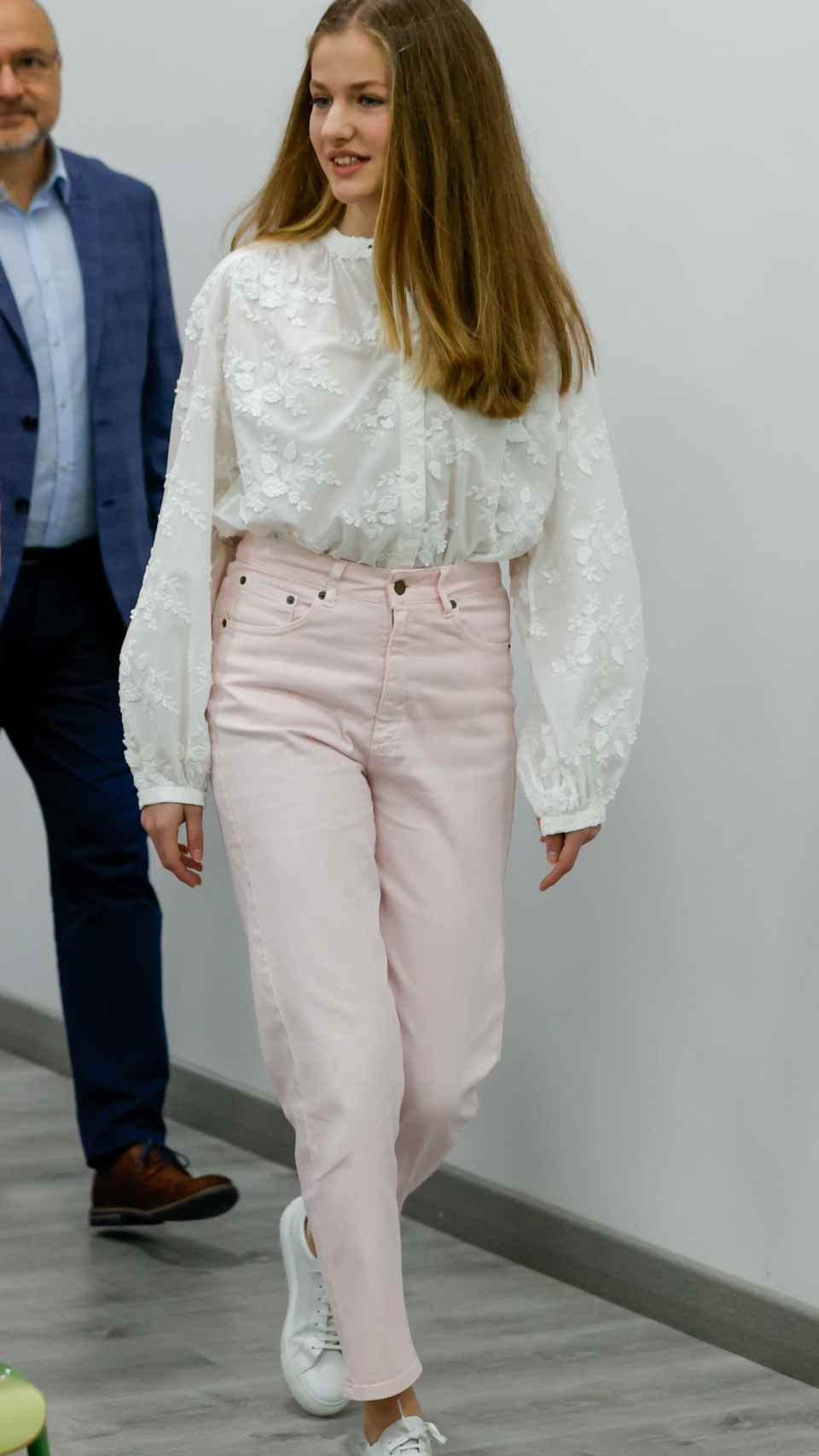 La princesa de Asturias ha elegido un 'look' en color blanco y rosa.